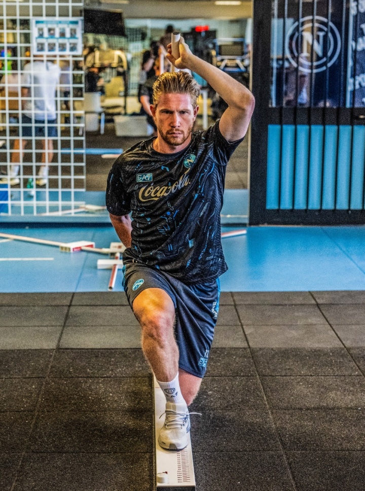 九游娱乐中心-记者：德布劳内将身穿那不勒斯11号球衣征战新赛季