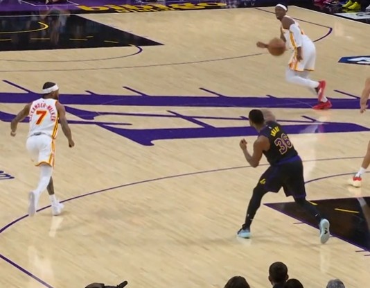 九游体育app下载官网-就用了3秒！斯玛特拿到篮板后场单臂甩传詹姆斯暴扣